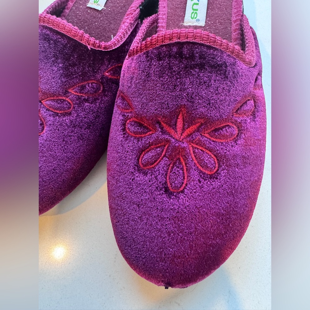 BRAND NEW FLEXUS Josie Slippers size 38
Women US 7.5-8 - Picture 7 of 12